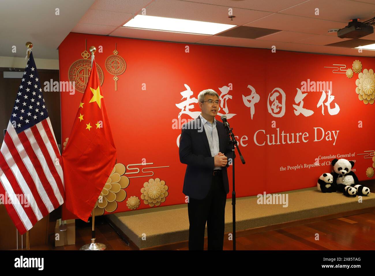 Chicago, Stati Uniti. 21 maggio 2024. Il console generale cinese a Chicago Zhao Jian si rivolge a una classe cinese tenuta presso il Consolato generale cinese a Chicago, negli Stati Uniti, il 21 maggio 2024. Circa 60 studenti delle scuole superiori del distretto della Chicago Public School (CPS) hanno avuto l'esperienza di essere immersi nella cultura cinese martedì durante una lezione di cinese. PER ANDARE CON "Feature: Una straordinaria classe cinese per studenti americani" credito: Wang li/Xinhua/Alamy Live News Foto Stock