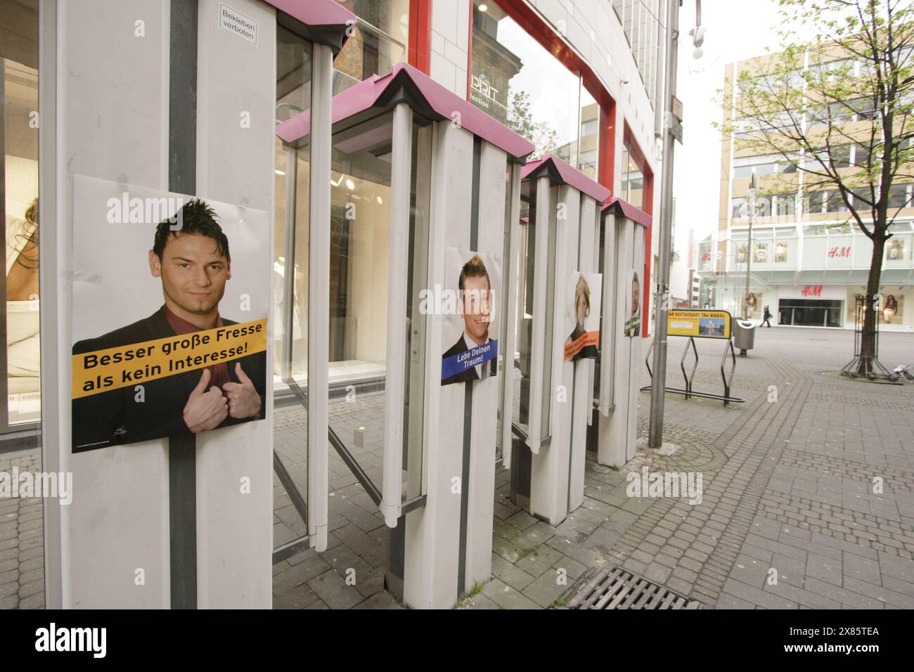 Wahlplakat der Big Brother Staffel 6 zur Wahl des Bürgermeisters hängt in Köln aus, Deutschland 2005. Foto Stock