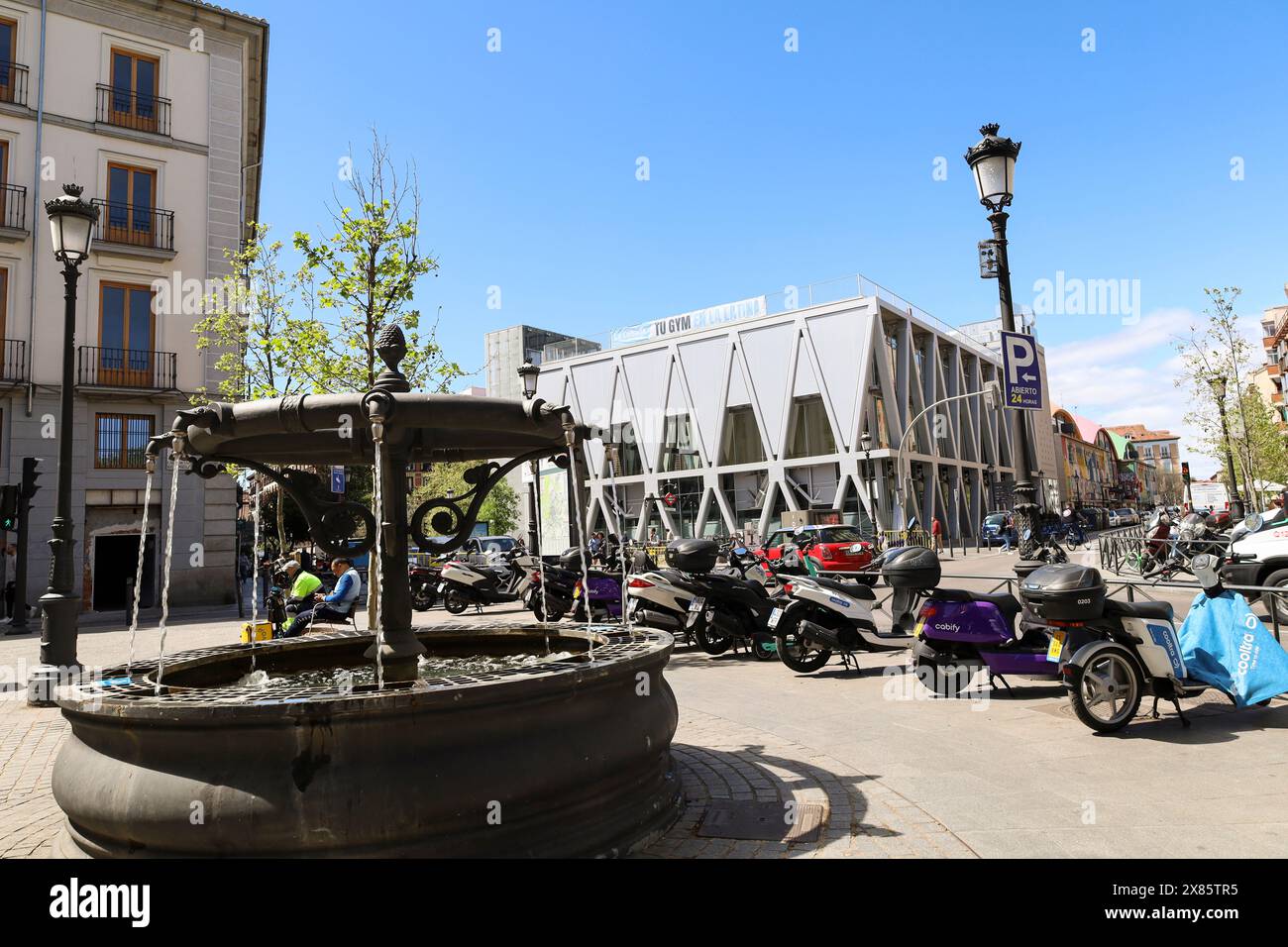 Madrid, Spagna - 8 aprile 2024: Piazza la Cebada e mercato nel quartiere la Latina in una giornata di sole Foto Stock