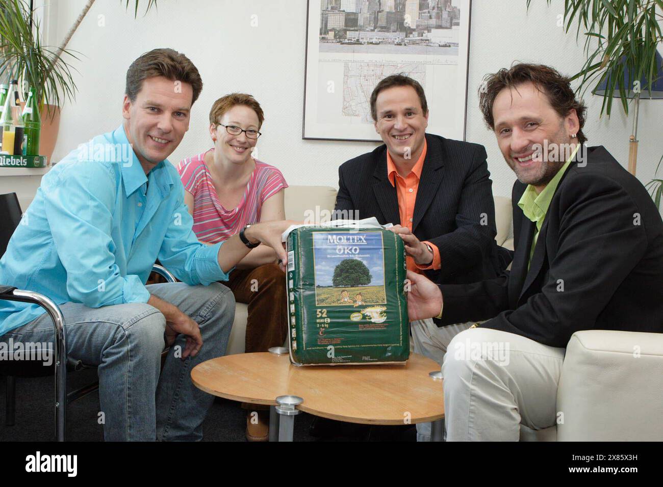 "Die jungen Tenöre" Hans Hitzeroth, Hubert Schmid, Bernhard Hirtreiter und mit 'Echo der Frau'-Redakteurin Ulrike Jansen im ZDF Studio Düsseldorf, Deutschland 2005. Foto Stock