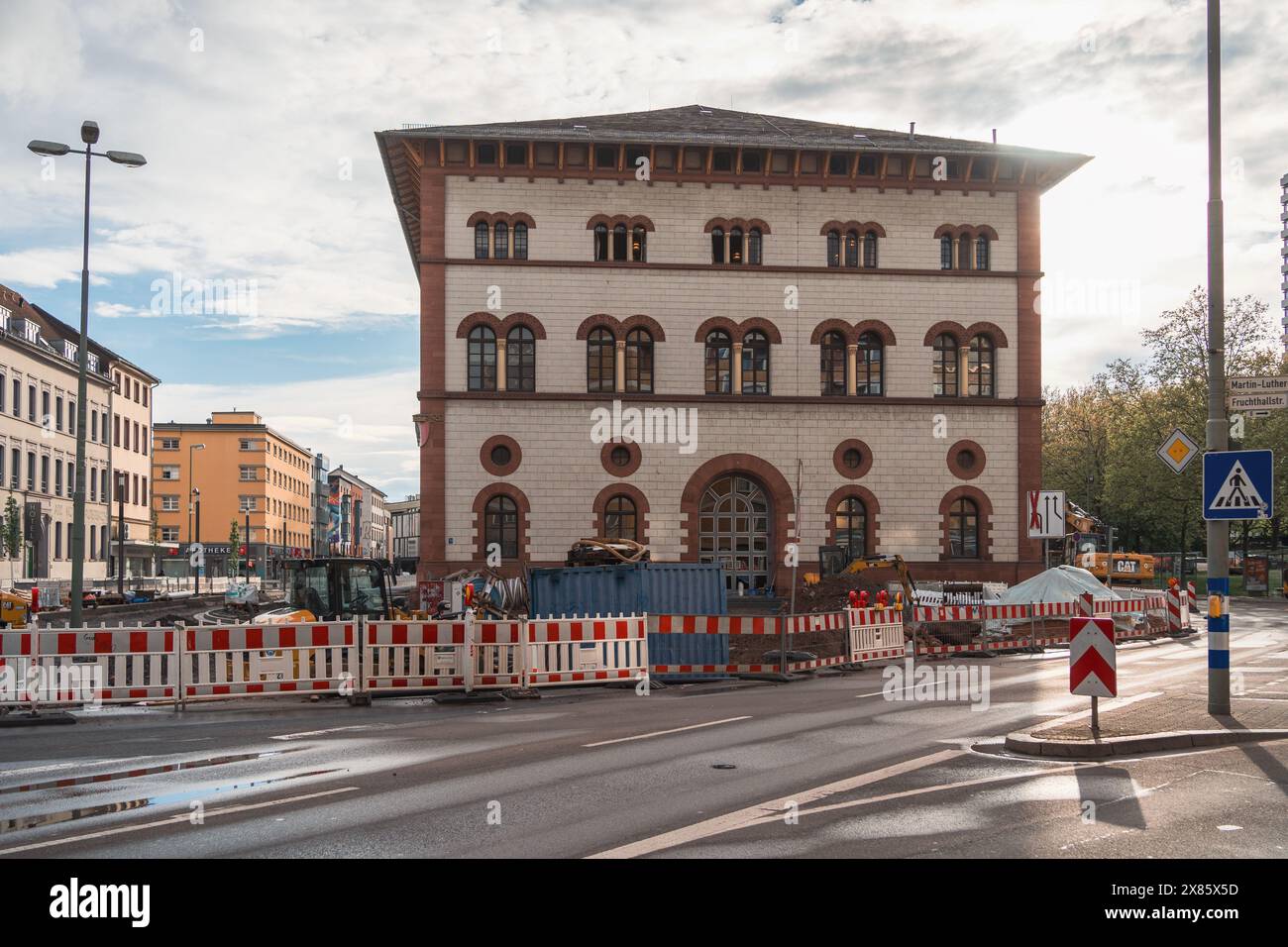 Lato est dell'edificio Fruchthalle (Fruchthalle) con cantiere di fronte Foto Stock