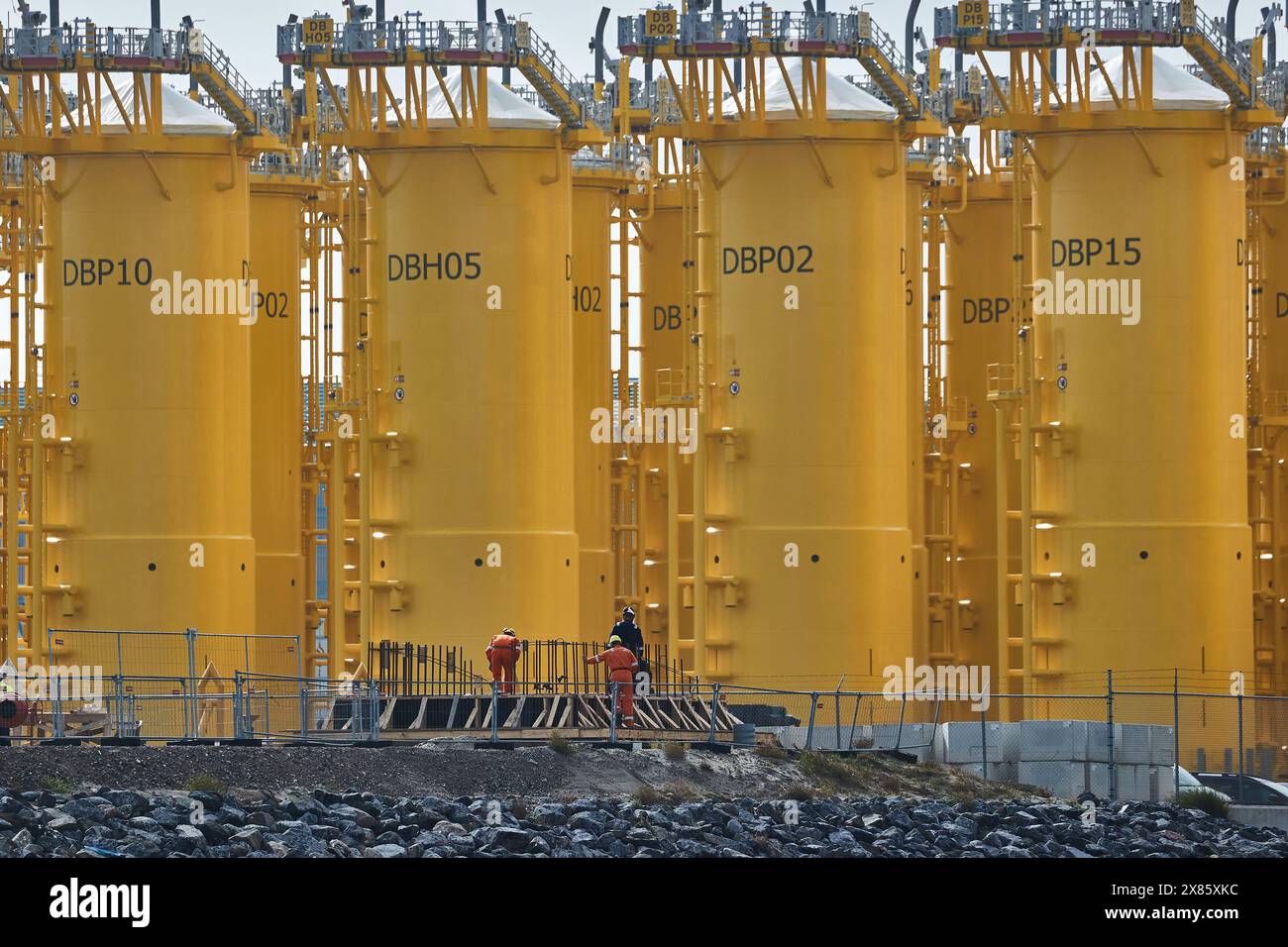 Piattaforme di base in acciaio per turbine eoliche offshore in costruzione Foto Stock