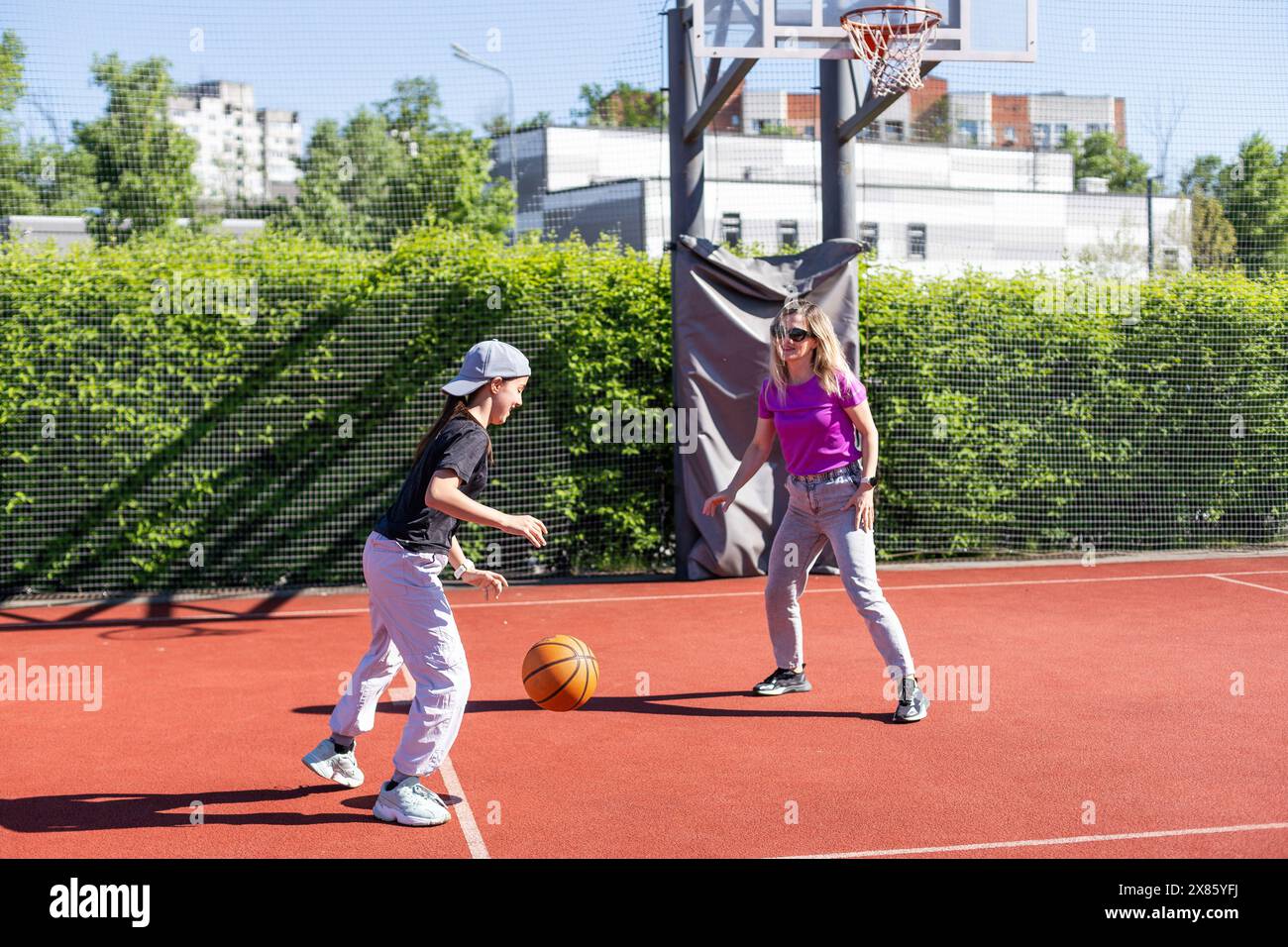 Madre e figlia giocano a basket. Foto Stock