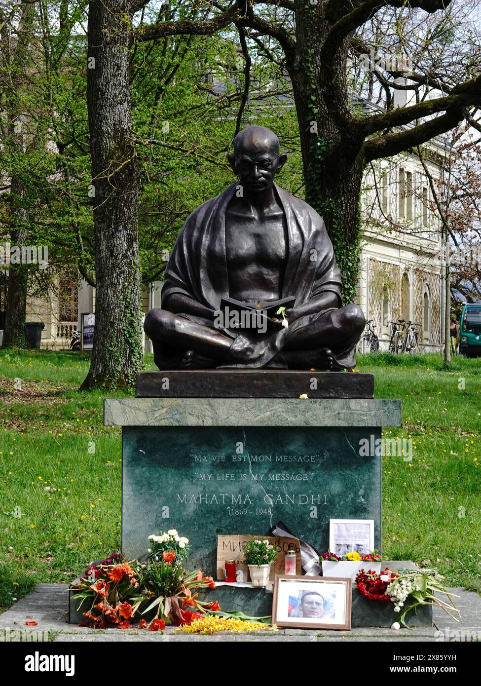 Statua del Mahatma Gandhi, di Gautam Pa, con santuario improvvisato, memoriale, ad Alexei Navalny alla base, Ariana Park, Ginevra, Svizzera. Foto Stock