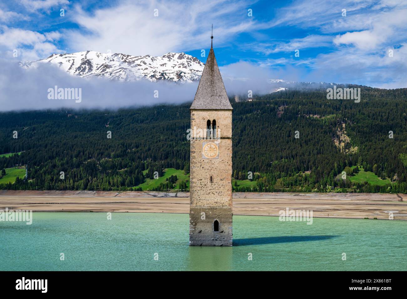 Campanile che emerge dal Lago di Resia, Graun im Vinschgau-Curon Venosta, alto Adige-alto Adige, Italia Foto Stock