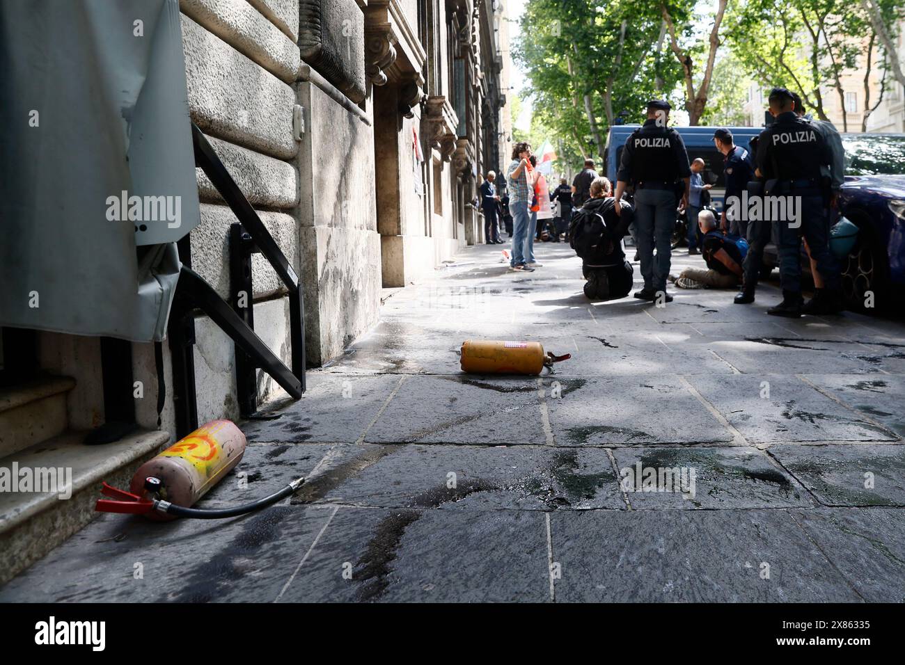 Roma, Italia. 23 maggio 2024. Azione di ultima generazione, tentano di imbrattare il Ministero del lavoro e delle politiche sociali, bloccati immediatamente ed ammanettati gli attivisti - Cronaca - Roma, Italia - Giovedì, 23 maggio 2024 (foto Cecilia Fabiano/LaPresse) l'azione di ultima generazione presso il Ministero del lavoro e della politica sociale è stata spalmata di carbone e acqua, gli attivisti sono stati immediatamente bloccati e ammanettati - News - Roma, Italia - giovedì 23 maggio 2024 (foto Cecilia Fabiano/LaPresse) credito: LaPresse/Alamy Live News Foto Stock