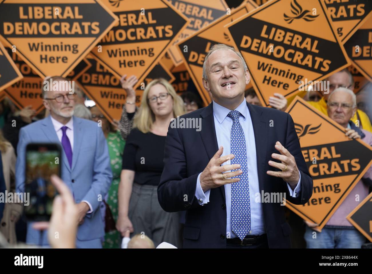 Il leader liberale democratico Sir ed Davey ha parlato durante una visita al centro della città di Cheltenham, nel Gloucestershire, mentre si trovava sulle tracce della campagna elettorale generale. Data foto: Giovedì 23 maggio 2024. Foto Stock