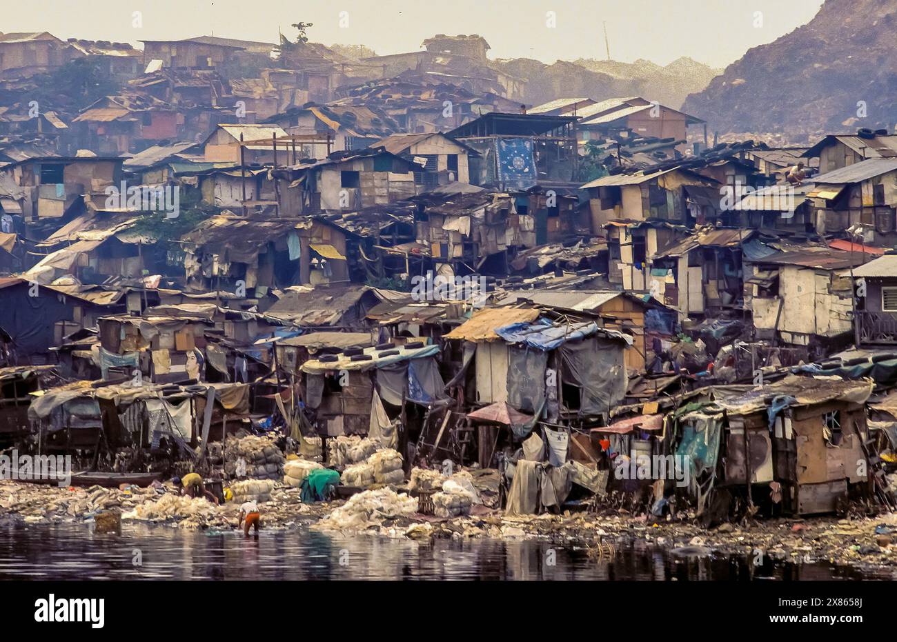 Filippine, Manila; slum chiamato "Smoky Mountain" costruito sopra e intorno a una discarica di rifiuti. Foto Stock