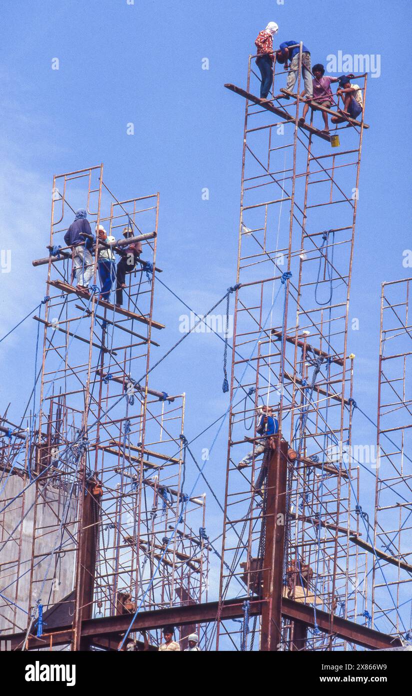 Filippine, Manila, i lavoratori edili stanno costruendo una cornice per la costruzione di più piani su un edificio in costruzione. Foto Stock