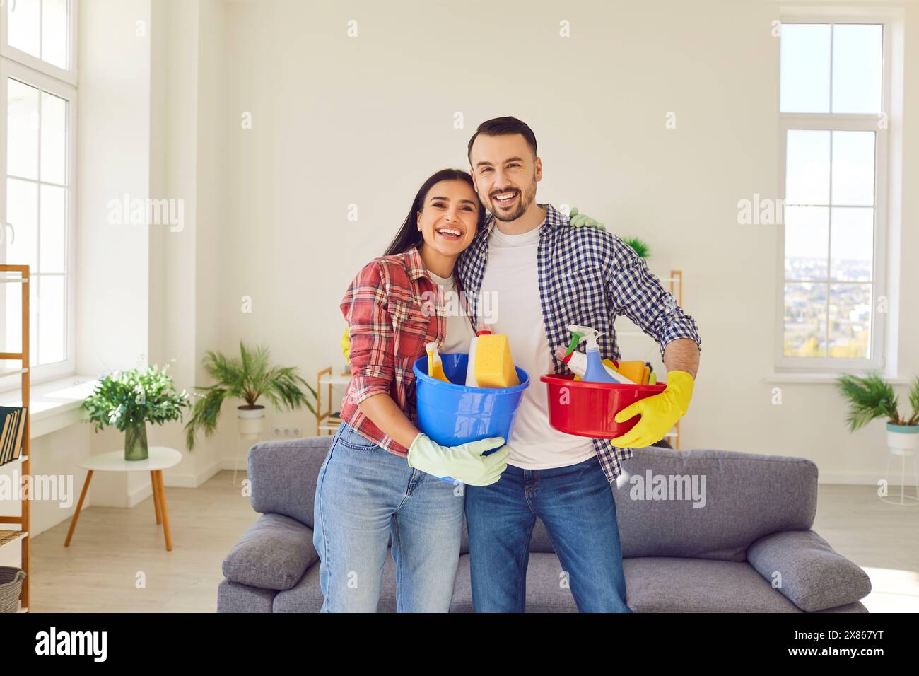 Coppia felice che abbraccia insieme i lavori di casa Foto Stock