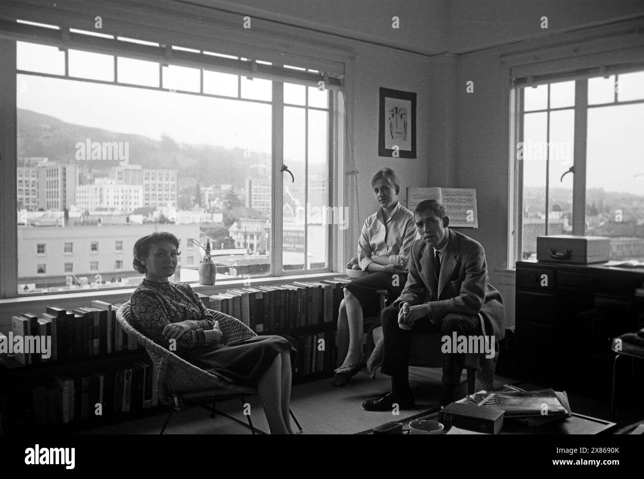 Studierende der University of California in Berkeley in ihrem Studierendenwohnheim mit Panoramablick, vermutlich in einem der Gebäude Unit 1 oder Unit 2, fertiggestellt zwei Jahre zuvor, 1962. Studenti dell'Università della California a Berkeley nel loro dormitorio con vista panoramica, presumibilmente in uno degli edifici Unit 1 o Unit 2, completato due anni prima, nel 1962. Foto Stock