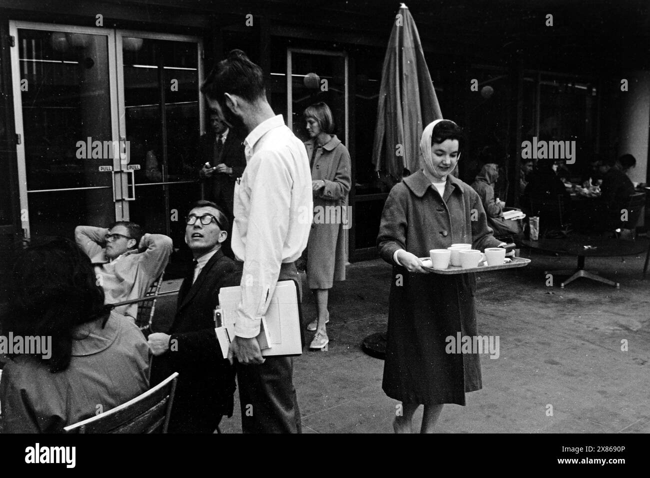 Studierende der University of California a Berkeley auf der Terrasse des Selbstbedienungsrestaurants im César Chávez Student Center, 1962. Studenti dell'Università della California a Berkeley sulla terrazza del ristorante self-service del César Chávez Student Center, 1962. Foto Stock