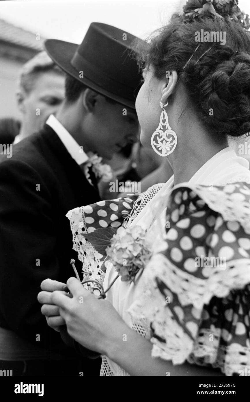 Tänzerpaar aus Sevilla mit Flamenco-Kleidung bei der Trachtenwoche in Neustadt in Schleswig-Holstein, heutzutage Europäisches Folklore Festival, das ehrenamtlich organisiert wird und zu Beginn der friedlichen Völkerverständigung dienen sollte, 1954. Coppia di ballerini da Siviglia con abbigliamento flamenco alla tradizionale settimana del costume a Neustadt nello Schleswig-Holstein, ora il Festival europeo del folklore, che è organizzato su base volontaria e inizialmente era destinato a promuovere la comprensione pacifica tra i popoli, 1954. Foto Stock