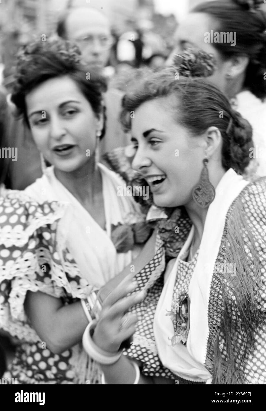 Spanische Tänzerinnen bei der Trachtenwoche in Neustadt in Schleswig-Holstein, heutzutage Europäisches Folklore Festival, das ehrenamtlich organisiert wird und zu Beginn der friedlichen Völkerverständigung dienen sollte, 1954. Ballerini spagnoli alla tradizionale settimana del Costume a Neustadt nello Schleswig-Holstein, ora il Festival europeo del Folklore, che è organizzato su base volontaria e inizialmente era destinato a promuovere la comprensione pacifica tra i popoli, 1954. Foto Stock