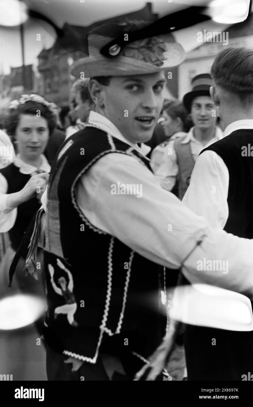 Tänzer, möglicherweise aus Schweden, bei der Trachtenwoche in Neustadt in Schleswig-Holstein, heutzutage Europäisches Folklore Festival, das ehrenamtlich organisiert wird und zu Beginn der friedlichen Völkerverständigung dienen sollte, 1954. Ballerini, forse svedesi, alla tradizionale settimana del costume a Neustadt nello Schleswig-Holstein, ora il Festival europeo del Folklore, che è organizzato su base volontaria e inizialmente era destinato a promuovere la comprensione pacifica tra i popoli, 1954. Foto Stock