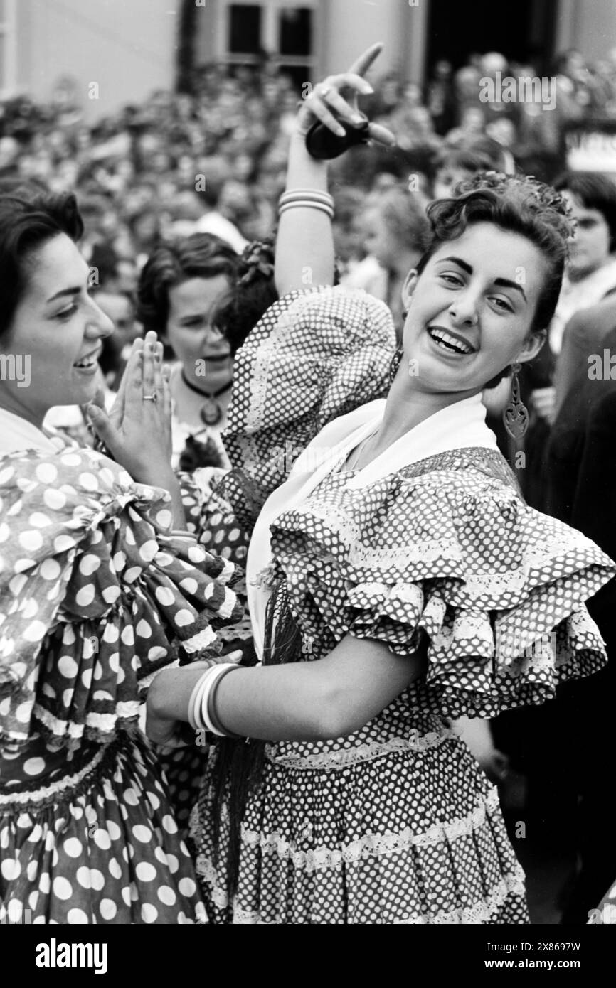 Spanische Tänzerinnen bei der Trachtenwoche in Neustadt in Schleswig-Holstein, heutzutage Europäisches Folklore Festival, das ehrenamtlich organisiert wird und zu Beginn der friedlichen Völkerverständigung dienen sollte, 1954. Ballerini spagnoli alla tradizionale settimana del Costume a Neustadt nello Schleswig-Holstein, ora il Festival europeo del Folklore, che è organizzato su base volontaria e inizialmente era destinato a promuovere la comprensione pacifica tra i popoli, 1954. Foto Stock