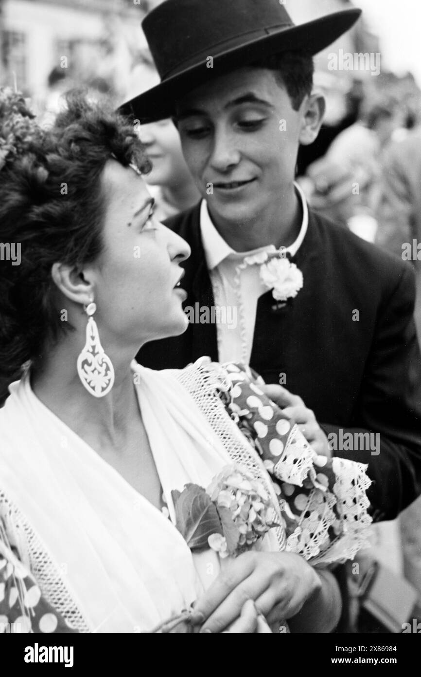 Tänzerpaar aus Sevilla mit Flamenco-Kleidung bei der Trachtenwoche in Neustadt in Schleswig-Holstein, heutzutage Europäisches Folklore Festival, das ehrenamtlich organisiert wird und zu Beginn der friedlichen Völkerverständigung dienen sollte, 1954. Coppia di ballerini da Siviglia con abbigliamento flamenco alla tradizionale settimana del costume a Neustadt nello Schleswig-Holstein, ora il Festival europeo del folklore, che è organizzato su base volontaria e inizialmente era destinato a promuovere la comprensione pacifica tra i popoli, 1954. Foto Stock