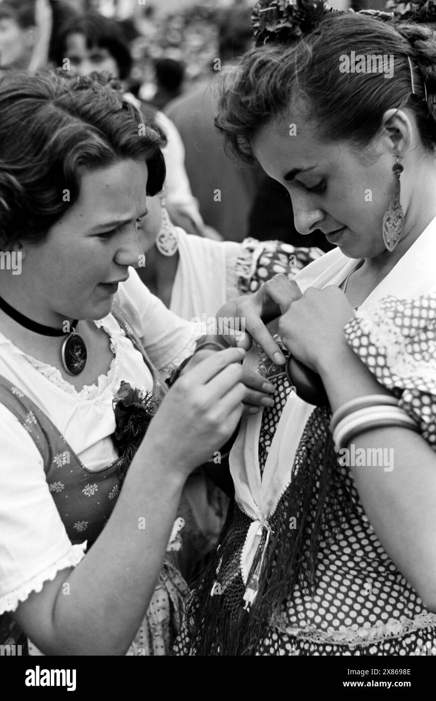 Kostümpflege bei der Trachtenwoche in Neustadt in Schleswig-Holstein, heutzutage Europäisches Folklore Festival, das ehrenamtlich organisiert wird und zu Beginn der friedlichen Völkerverständigung dienen sollte, 1954. Manutenzione dei costumi alla tradizionale settimana dei costumi a Neustadt nello Schleswig-Holstein, ora il Festival europeo del Folklore, che è organizzato su base volontaria e inizialmente era destinato a promuovere la comprensione pacifica tra i popoli, 1954. Foto Stock