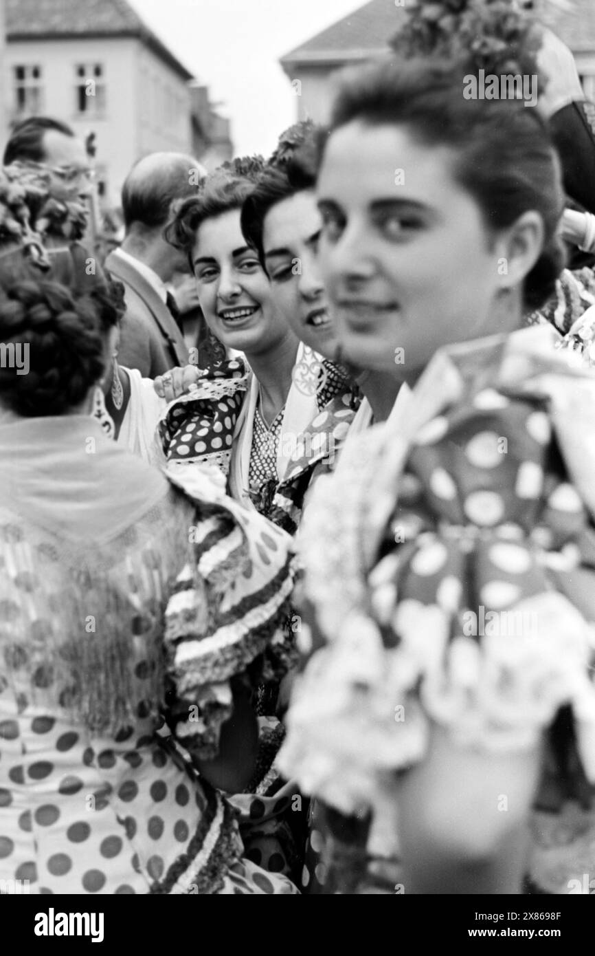 Spanische Tänzerinnen bei der Trachtenwoche in Neustadt in Schleswig-Holstein, heutzutage Europäisches Folklore Festival, das ehrenamtlich organisiert wird und zu Beginn der friedlichen Völkerverständigung dienen sollte, 1954. Ballerini spagnoli alla tradizionale settimana del Costume a Neustadt nello Schleswig-Holstein, ora il Festival europeo del Folklore, che è organizzato su base volontaria e inizialmente era destinato a promuovere la comprensione pacifica tra i popoli, 1954. Foto Stock