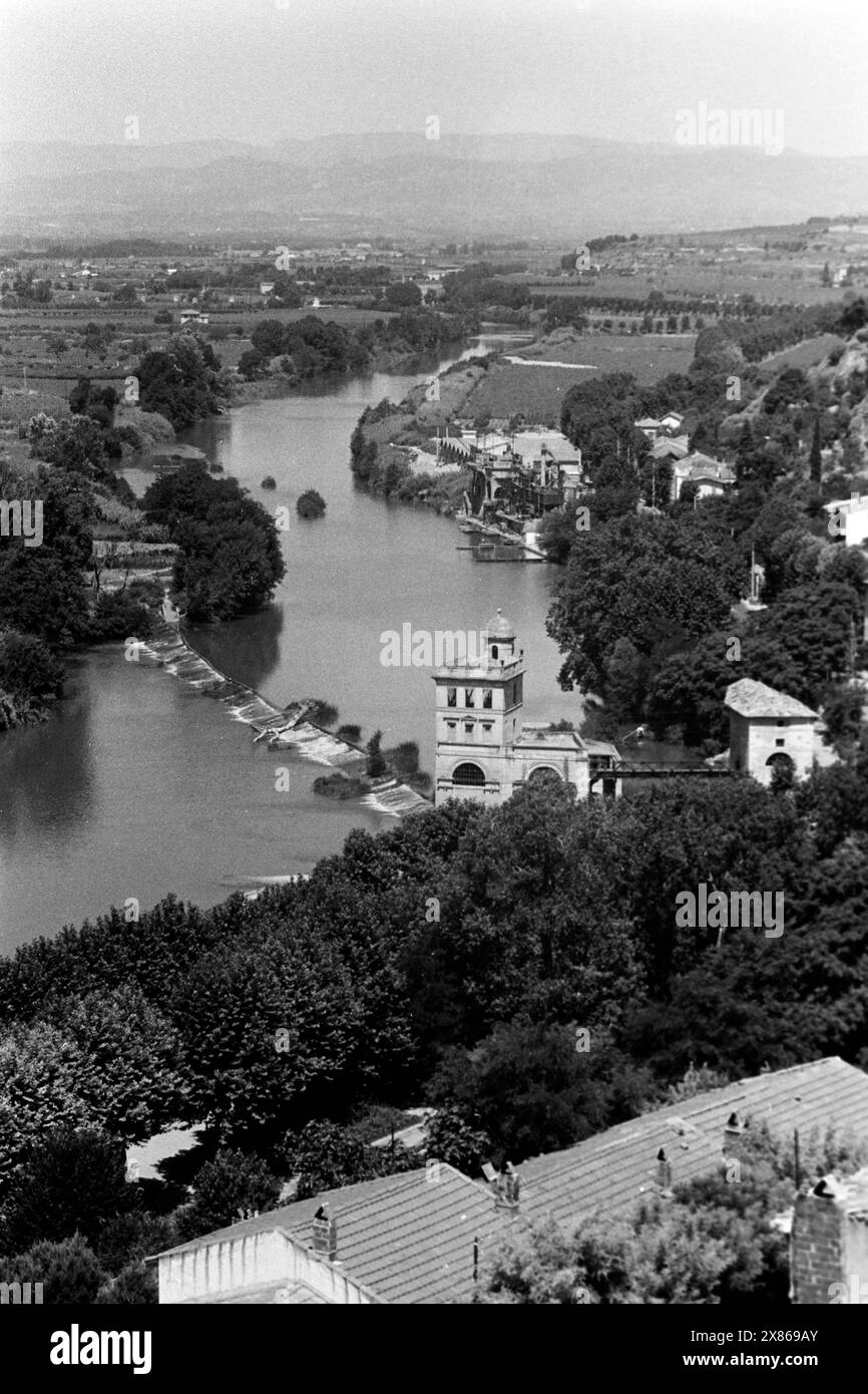 Blick von der Kathedrale auf den Fluss Orb, an dessen Ufer die alte Mühle von Beziers steht, Frankreich 1957. Vista dalla cattedrale al fiume Orb, sulle cui rive si erge il Vecchio Mulino di Beziers, Francia 1957. Foto Stock