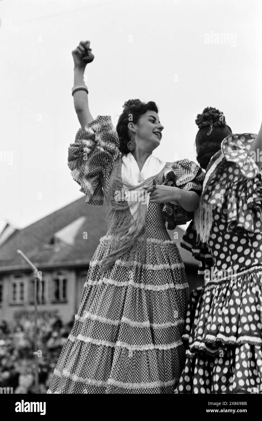 Spanische Tänzerinnen bei der Trachtenwoche in Neustadt in Schleswig-Holstein, heutzutage Europäisches Folklore Festival, das ehrenamtlich organisiert wird und zu Beginn der friedlichen Völkerverständigung dienen sollte, 1954. Ballerini spagnoli alla tradizionale settimana del Costume a Neustadt nello Schleswig-Holstein, ora il Festival europeo del Folklore, che è organizzato su base volontaria e inizialmente era destinato a promuovere la comprensione pacifica tra i popoli, 1954. Foto Stock