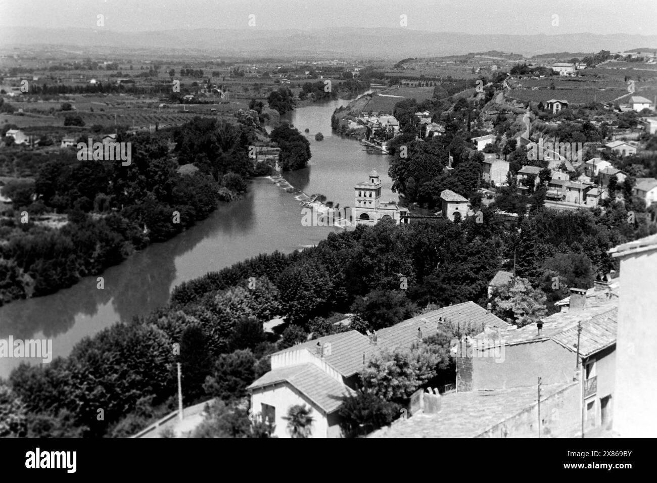 Blick von der Kathedrale auf den Fluss Orb, an dessen Ufer die alte Mühle von Beziers steht, Frankreich 1957. Vista dalla cattedrale al fiume Orb, sulle cui rive si erge il Vecchio Mulino di Beziers, Francia 1957. Foto Stock