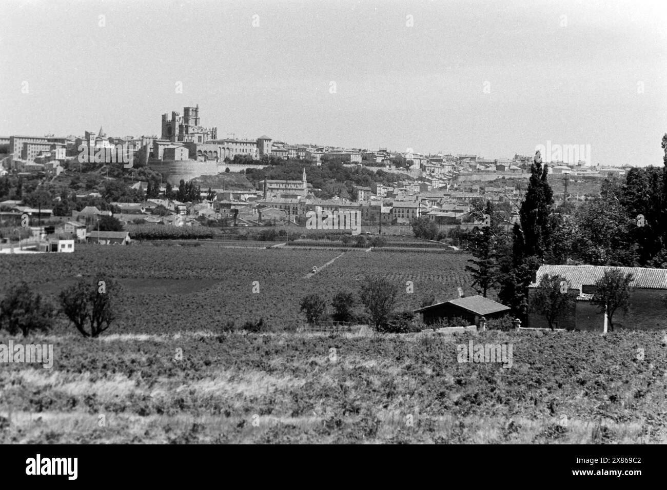 Die Kathedrale von Béziers liegt eingebettet in der umgebenden Landschaft, Frankreich 1957. La cattedrale di Béziers è incastonata nel paesaggio circostante, France 1957. Foto Stock