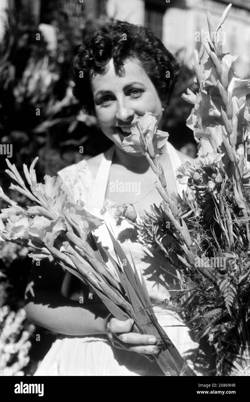 Porträt einer Blumenverkäuferin auf der Rambla im Zentrum von Barcelona, Spanien 1957. Ritratto di un venditore di fiori sulla Rambla nel centro di Barcellona, Spagna 1957. Foto Stock