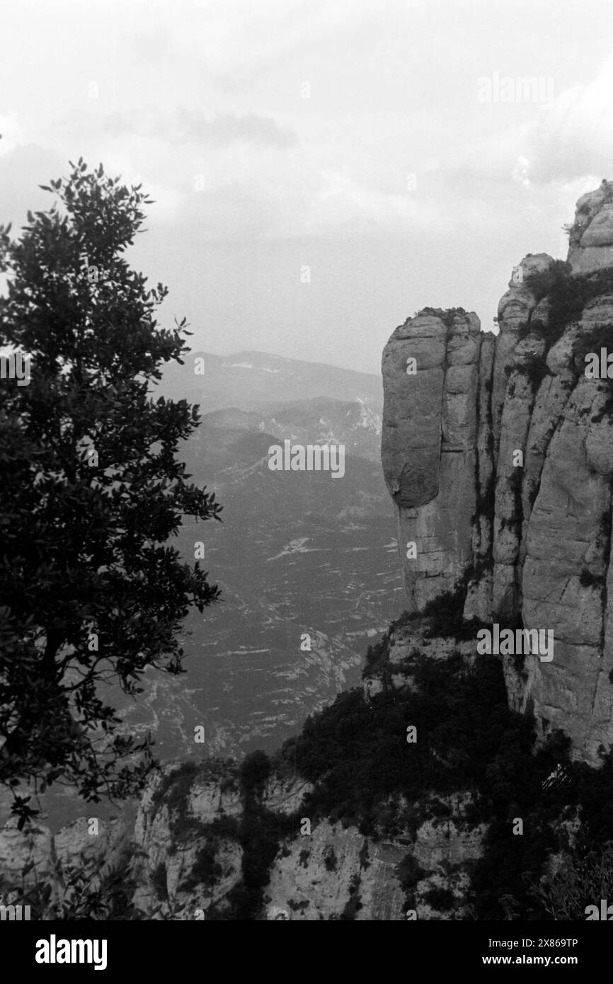 Blick ins Gebirge an der Costa Brava, Spanien 1957. Vista delle montagne sulla Costa Brava, Spagna 1957. Foto Stock