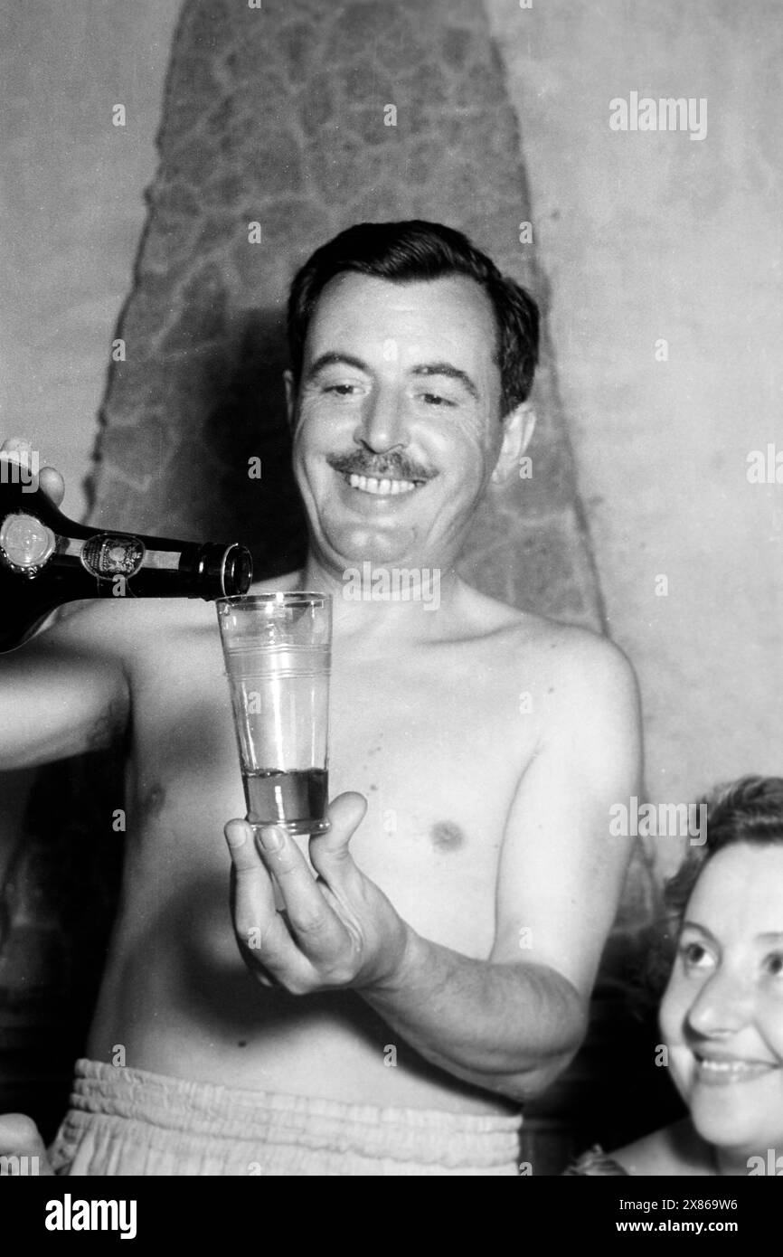 Ein Mann gießt ein Getränk in ein hohes Glas, Barcellona 1957. Un uomo che versa un drink in un bicchiere alto, Barcellona 1957. Foto Stock