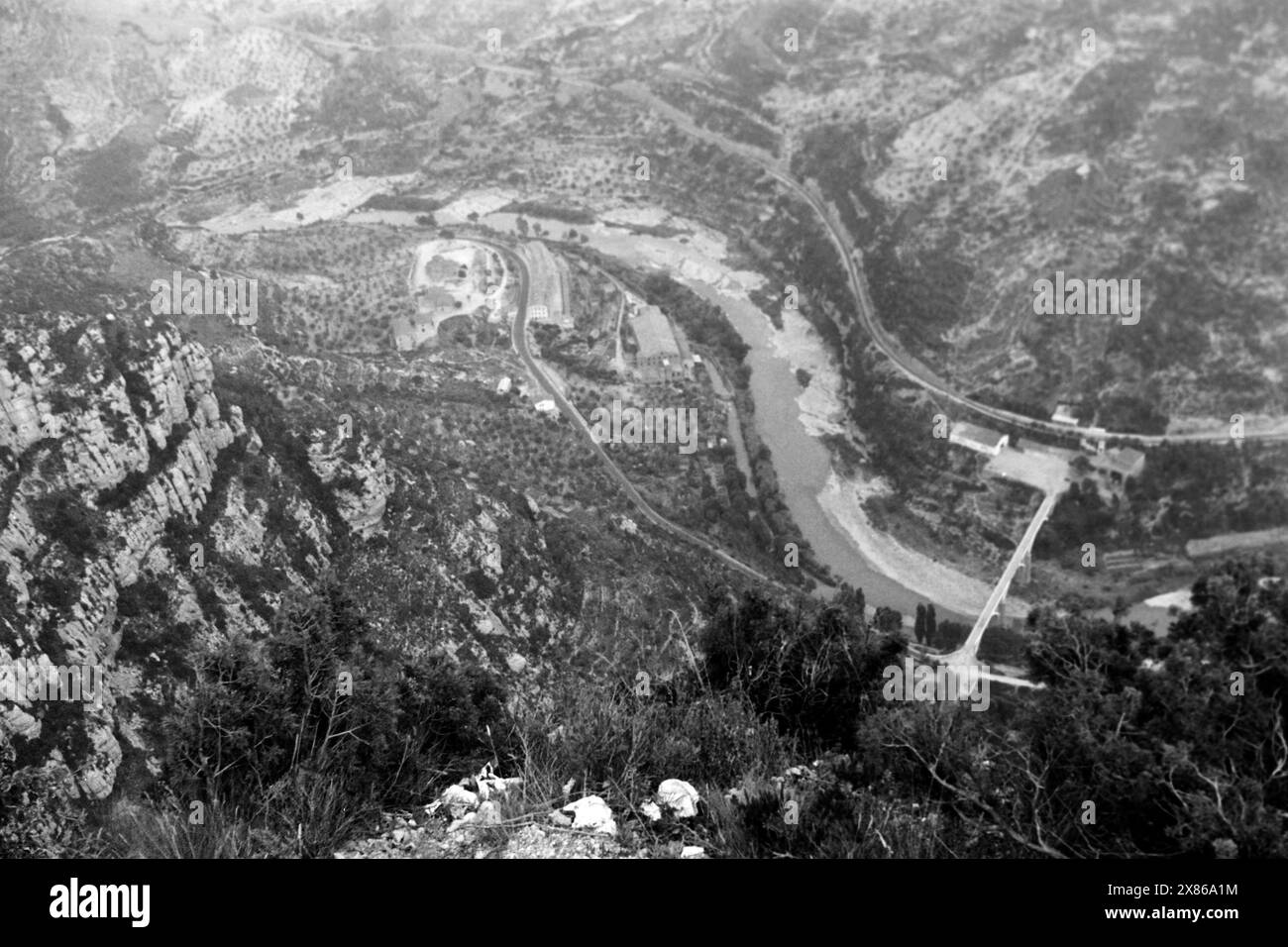 Blick vom Berg Montserrat ins tal und auf den Fluss Llobregat, Katalonien 1957. Vista dalla montagna Montserrat nella valle e sul fiume Llobregat, Catalogna 1957. Foto Stock