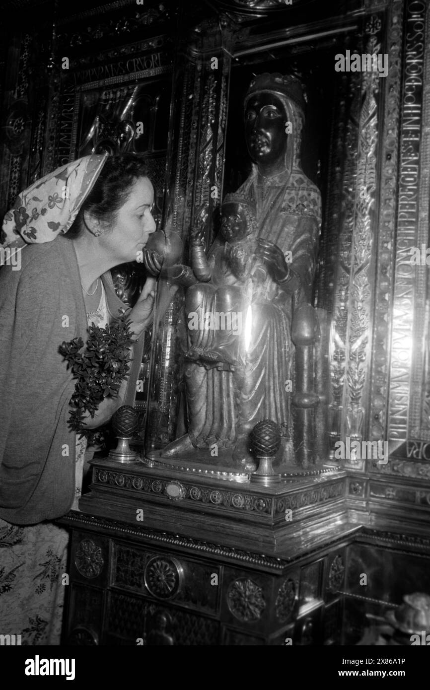 Die Schwarze Madonna von Montserrat ist ein beliebtes Ziel von Pilgern und Bittstellern, Die Universumskugel in der rechten Hand der Figur berühren oder küssen, Montserrat 1957. La Madonna Nera di Montserrat è una meta preferita dai pellegrini e dai supplicanti che toccano o baciano la sfera dell'universo nella mano destra della figura, Montserrat 1957. Foto Stock