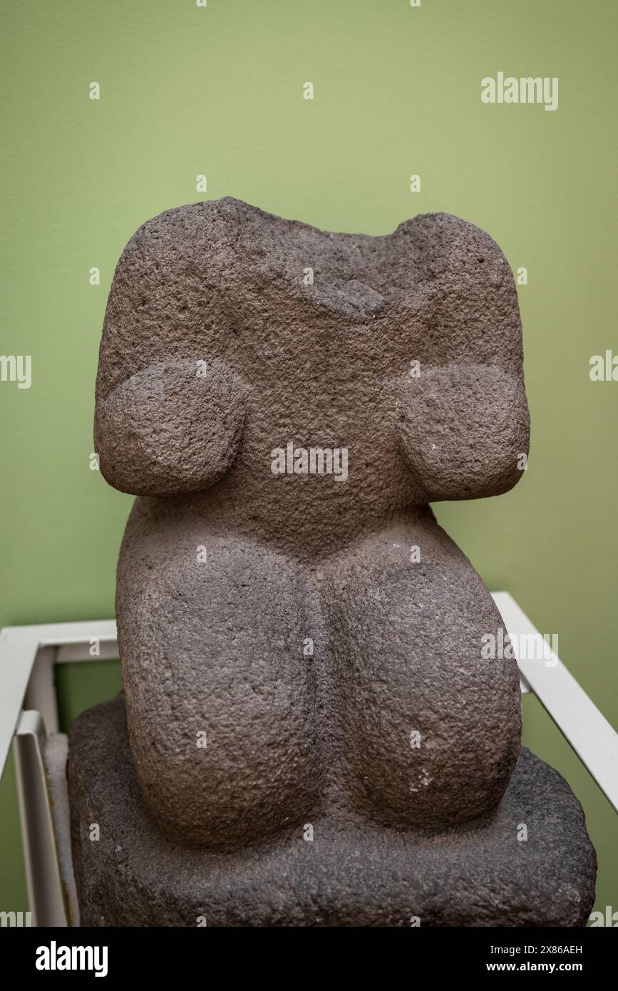 Figura decapitata, scultura a corpo intero inginocchiata, decapitata intenzionalmente in epoca pre-ispanica, museo Popol Vuh, sede di una delle principali collezioni di Foto Stock