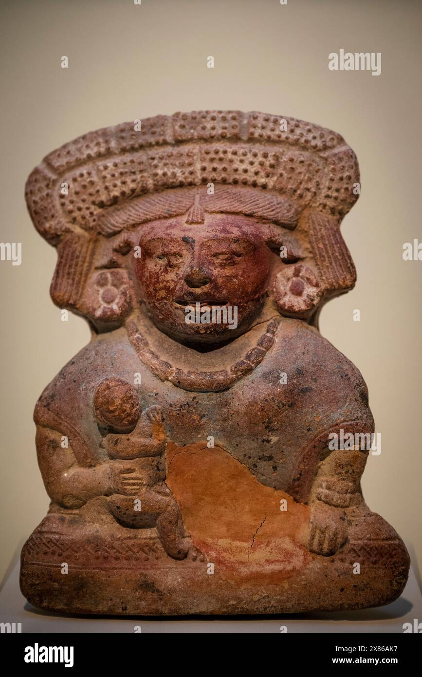 Madre con statua del bambino, Museo Popol Vuh, sede di una delle maggiori collezioni di arte Maya e pre-colombiana del mondo, città del Guatemala, Guatemala Foto Stock