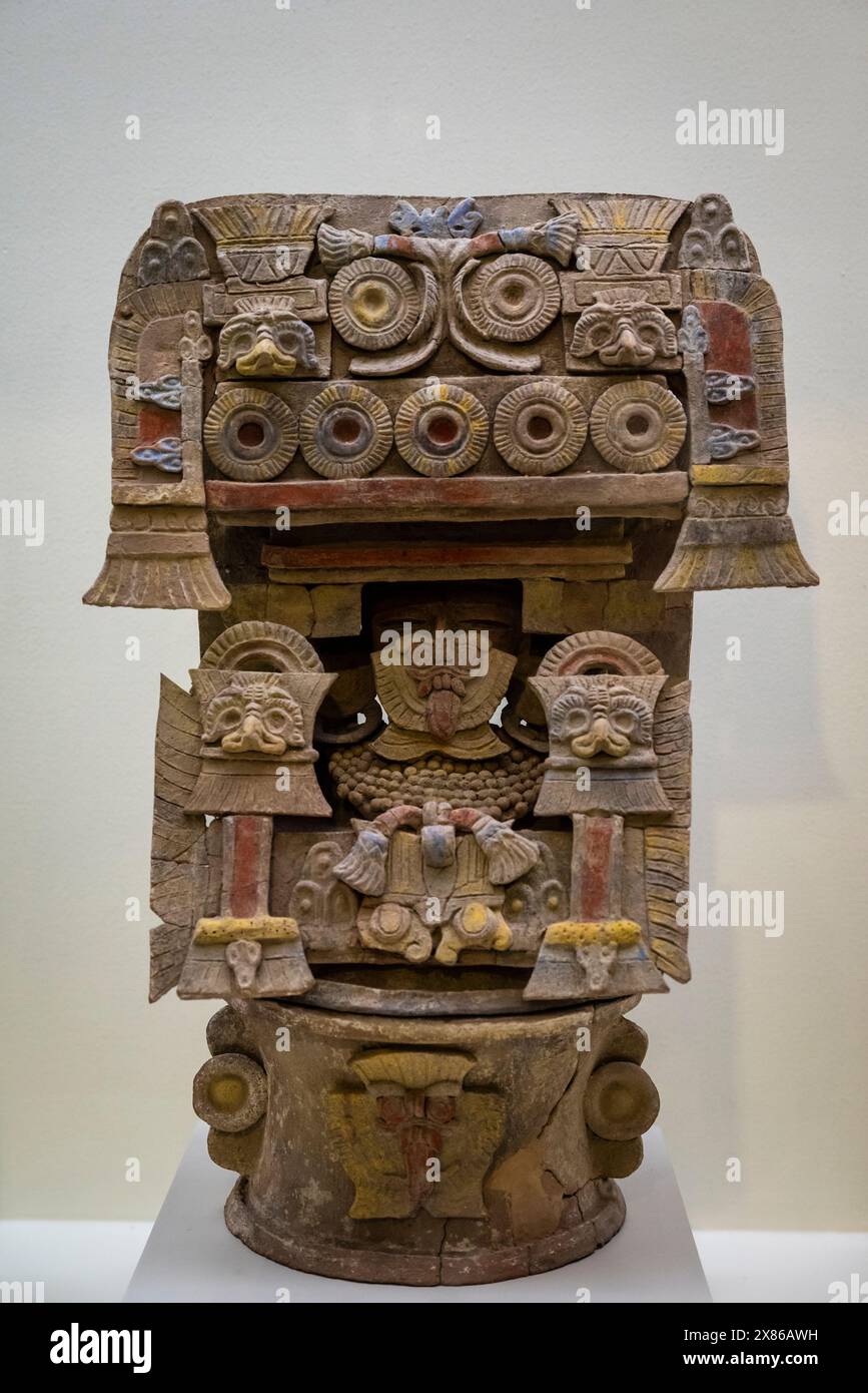Censer (Insensarios con l'immagine di un guerriero e di una farfalla con copricapo, il Popol Vuh Museum, sede di una delle principali collezioni di Maya e pre-colombiani Foto Stock