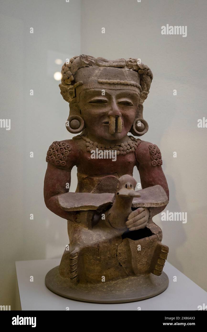 Censer (Insensarios con l'immagine di una donna che tiene in mano un'anatra, il Museo Popol Vuh, sede di una delle maggiori collezioni di arte Maya e pre-colombiana nel Foto Stock
