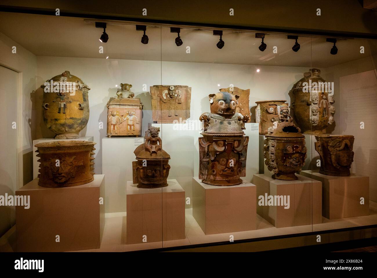 Urne funerarie, Museo Popol Vuh, sede di una delle maggiori collezioni di arte Maya e pre-colombiana del mondo, città del Guatemala, Guatemala Foto Stock