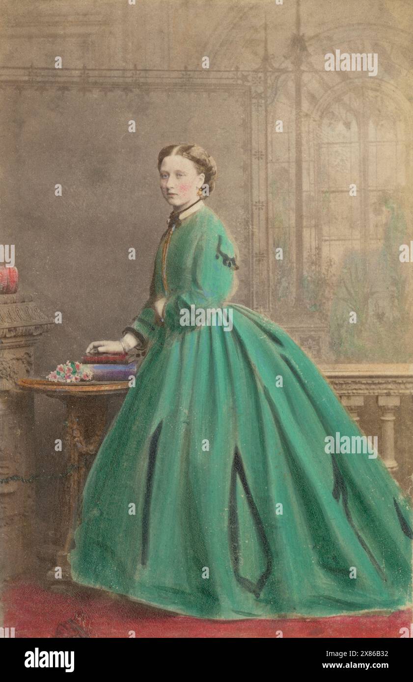 Antica carta di visite fotografica colorata a mano c1866, Principessa Luisa, Duchessa di Argyll (1848-1939). Era la sesta figlia femmina e quarta figlia della regina Vittoria e del principe Alberto. FONTE: CDV ORIGINALE Foto Stock