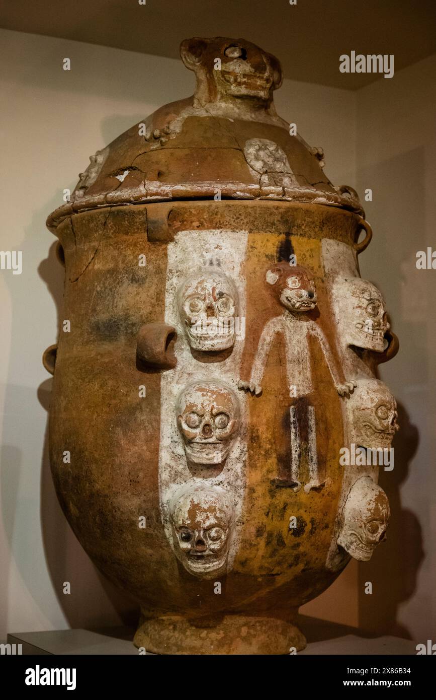 Urna funeraria, Museo Popol Vuh, sede di una delle più importanti collezioni di arte Maya e pre-colombiana del mondo, città del Guatemala, Guatemala Foto Stock