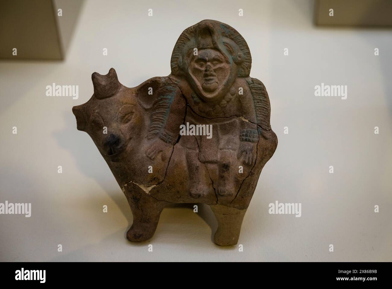 Uomo seduto su una scultura di cervo, il Museo Popol Vuh, sede di una delle più importanti collezioni di arte Maya e pre-colombiana del mondo, città del Guatemala, GU Foto Stock