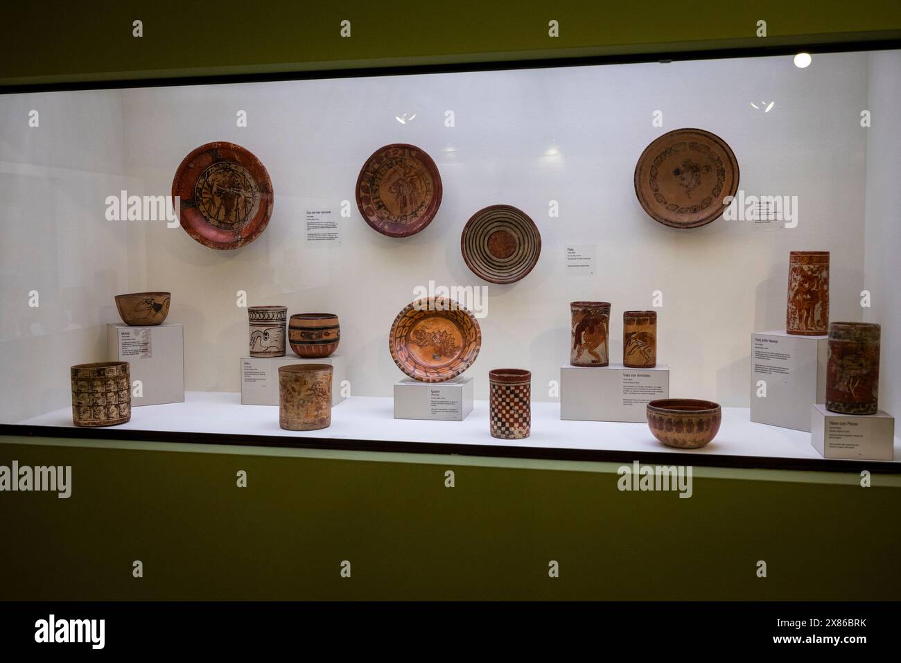 Vasi e piatti dipinti, Museo Popol Vuh, sede di una delle maggiori collezioni di arte Maya e pre-colombiana del mondo, città del Guatemala, Guatemala Foto Stock