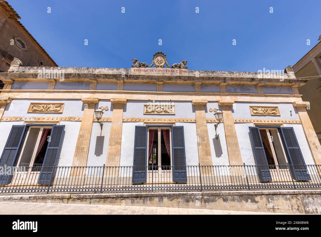 L'edificio "Conversation Circle" a Ragusa Ibla, Sicilia Foto Stock