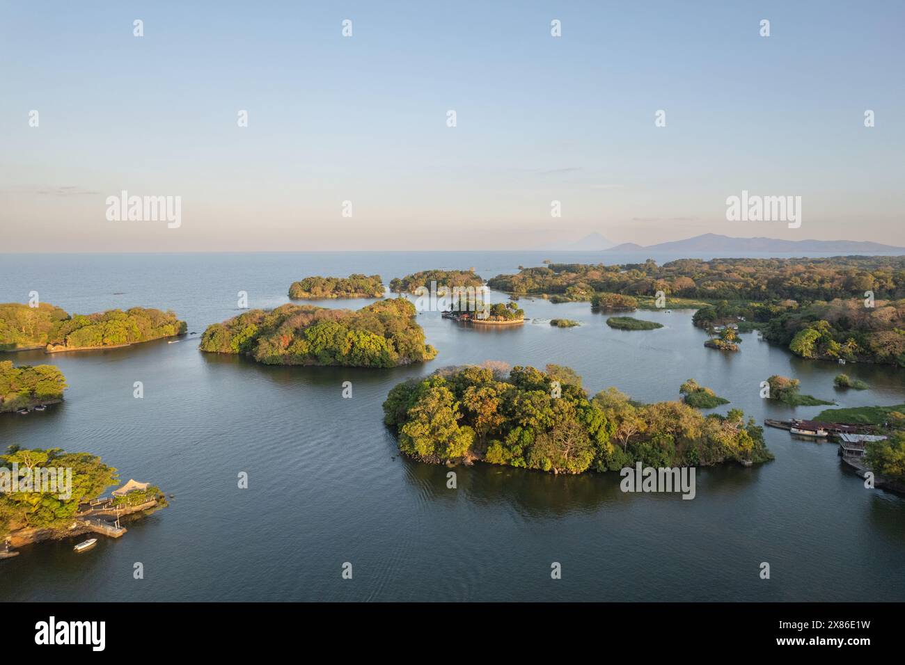 Paesaggio della costa del lago con vista aerea del vulcano di montagna sullo sfondo Foto Stock