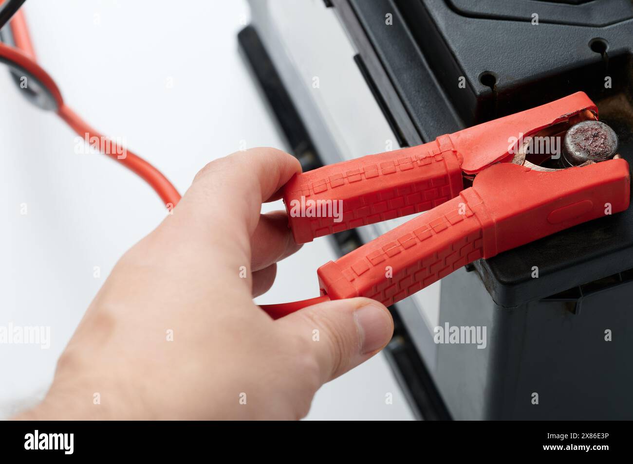 Tenere premuto il ponticello della batteria per caricare la batteria. Vista ravvicinata Foto Stock