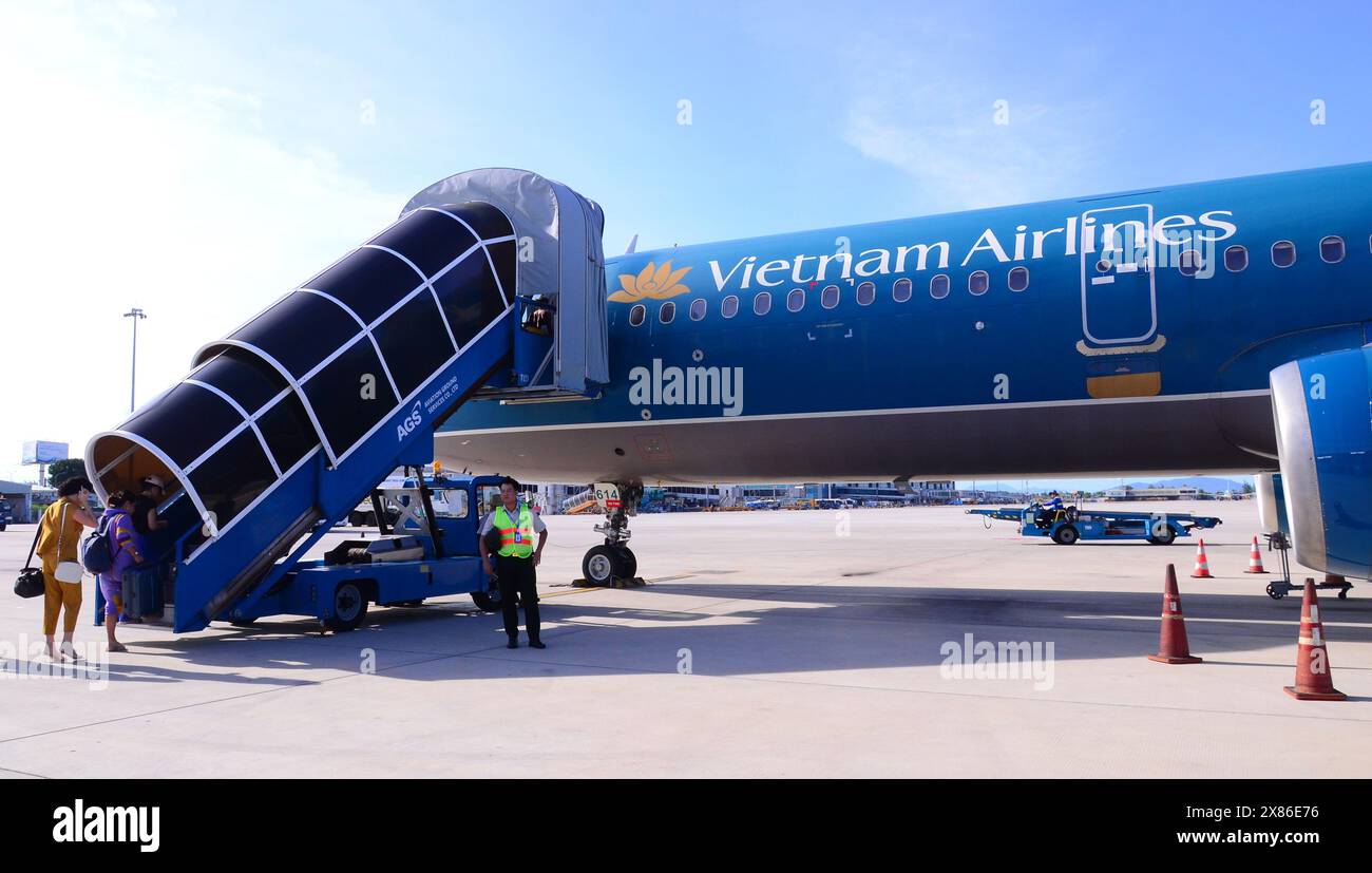 Imbarco dei passeggeri, tramite le scale di imbarco, un Airbus A321 Vietnam Airlines presso l'aeroporto internazionale Cam Ranh, IATA: CXR, vicino a Nha Trang, Vietnam Foto Stock