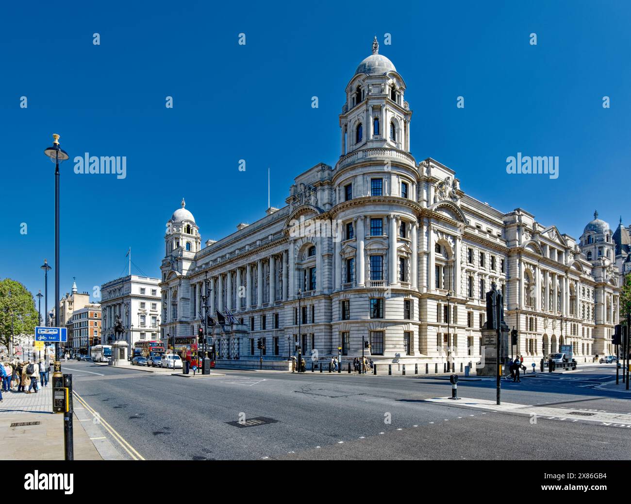 L'Old War Office Whitehall London o OWO l'edificio ora convertito in Raffles Hotel Foto Stock