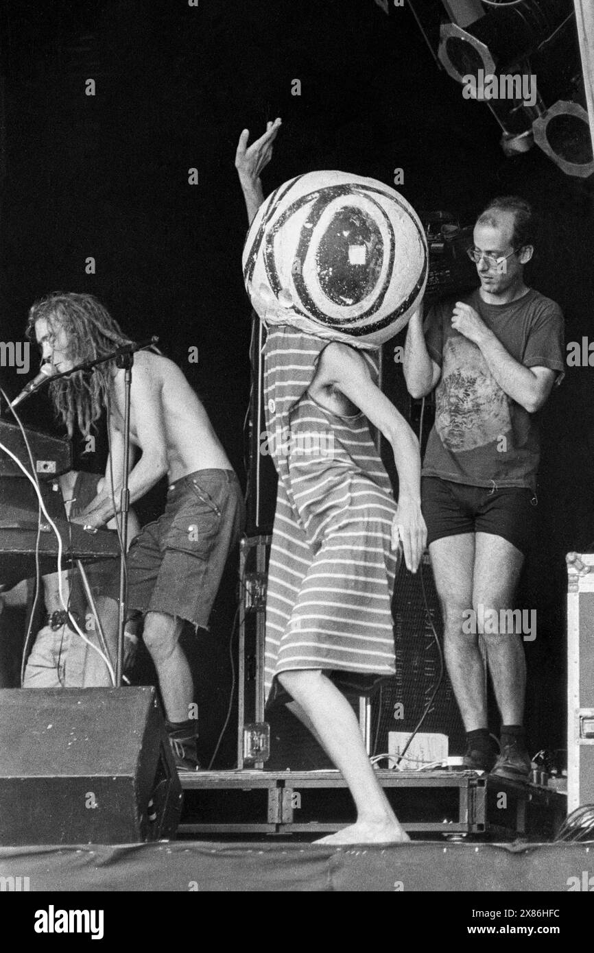 MOONFLOWERS, GLASTONBURY FESTIVAL, 1992: The West Country band The Moonflowers suonano il NME Stage al Glastonbury Festival, Pilton Farm, Somerset, Inghilterra il 26 giugno 1992. INFO: I Moonflowers sono un gruppo musicale di Bristol noto per il loro eclettico mix di rock psichedelico e influenze folk. Attivi negli anni '1990, hanno guadagnato un seguito di culto con le loro esibizioni vibranti e il suono innovativo, diventando una parte notevole della scena musicale locale. Foto Stock