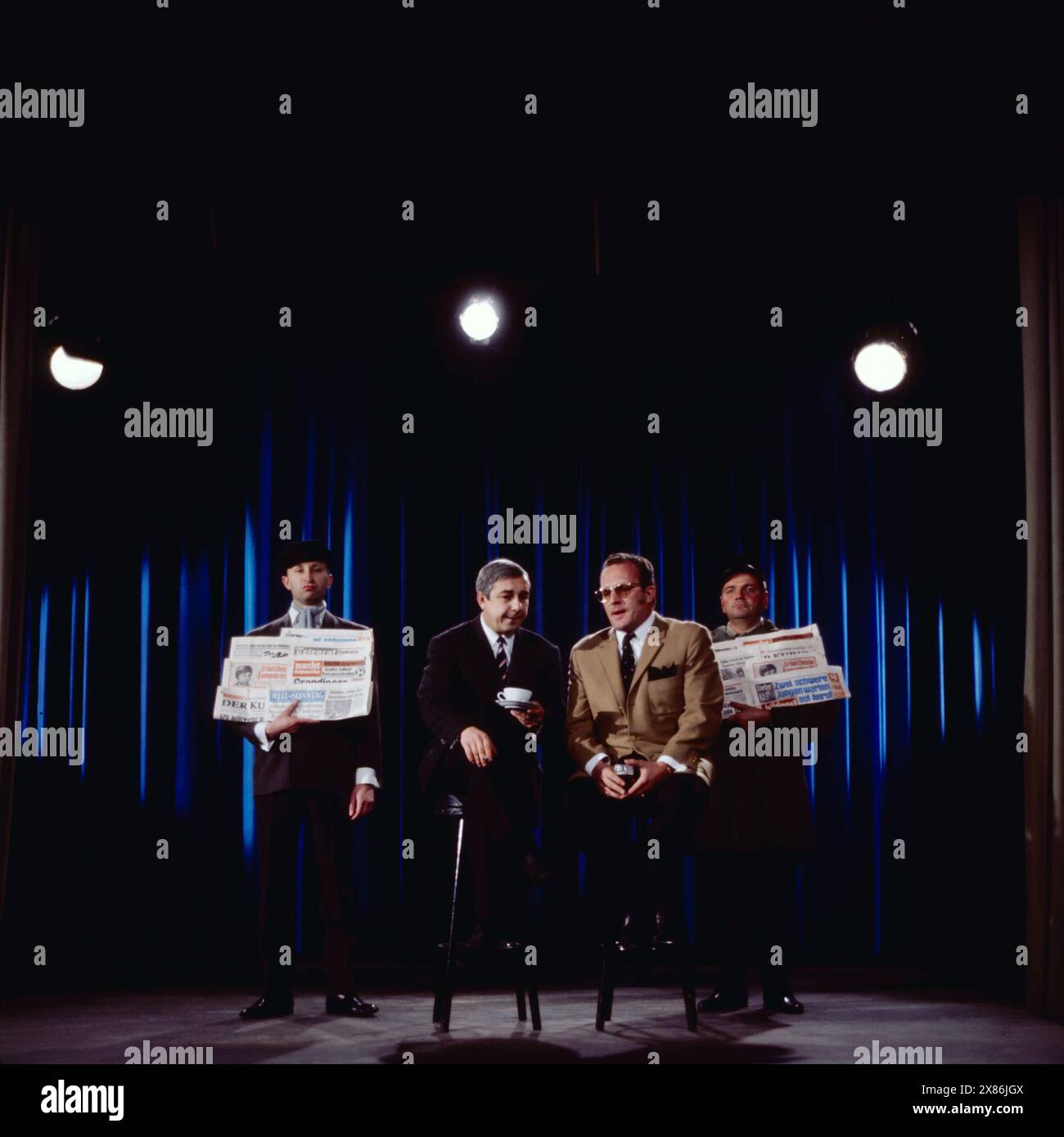 Die Stachelschweine, Berliner Kabarett Theater, Spielort: Europa Center in West-Berlin, 1969, auf der Bühne: Wilfried Herbst, Wolfgang Gruner, Achim Strietzel, Joachim Röcker Foto Stock