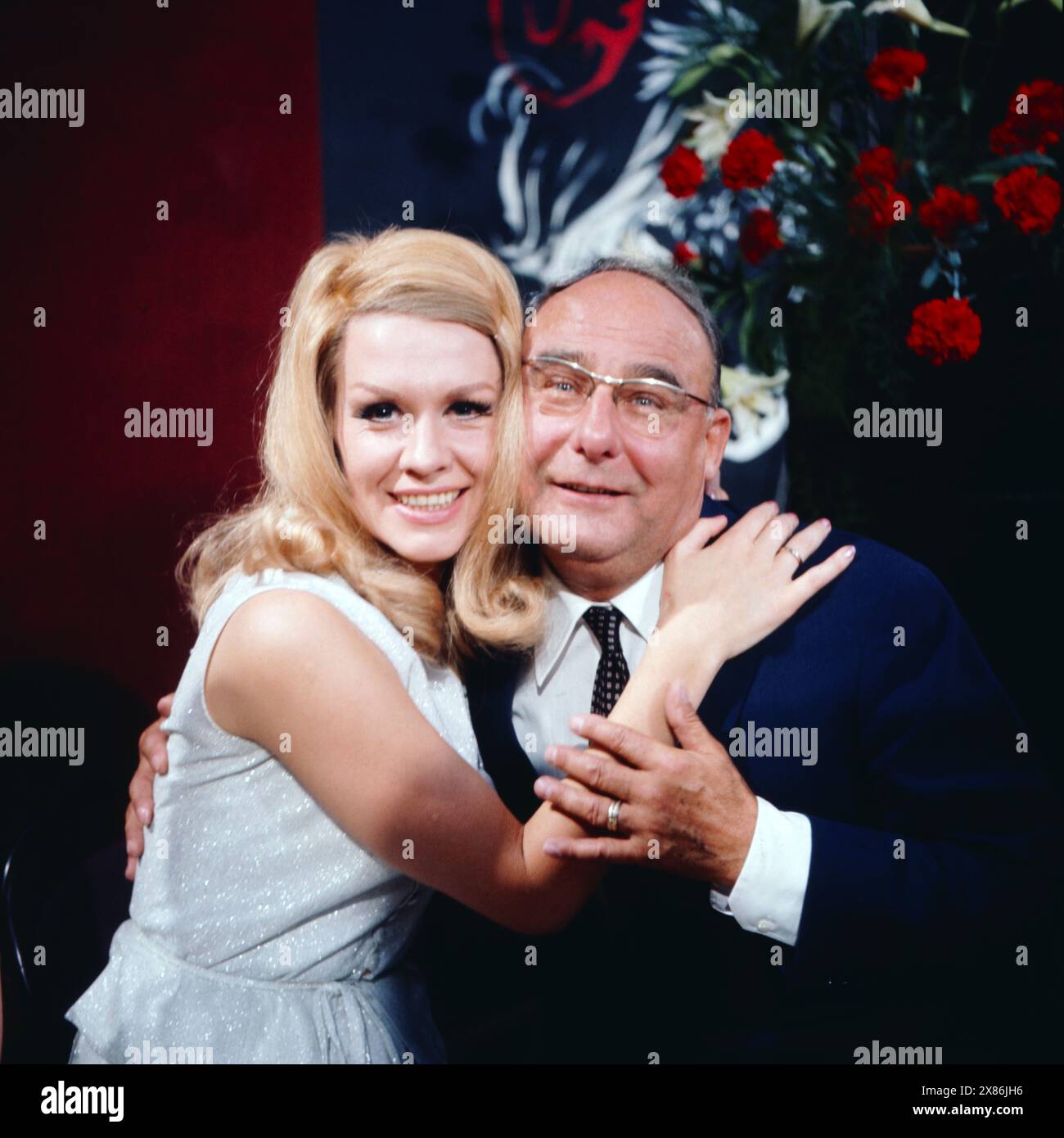 Feier nach der Vorstellung des Kabarett Theaters Die Stachelschweine, Europa-Center in West-Berlin, 1969, Bild: Ingrid van Bergen und Walter Gross Exklusiv fotografiert von Arthur Grimm. Foto Stock