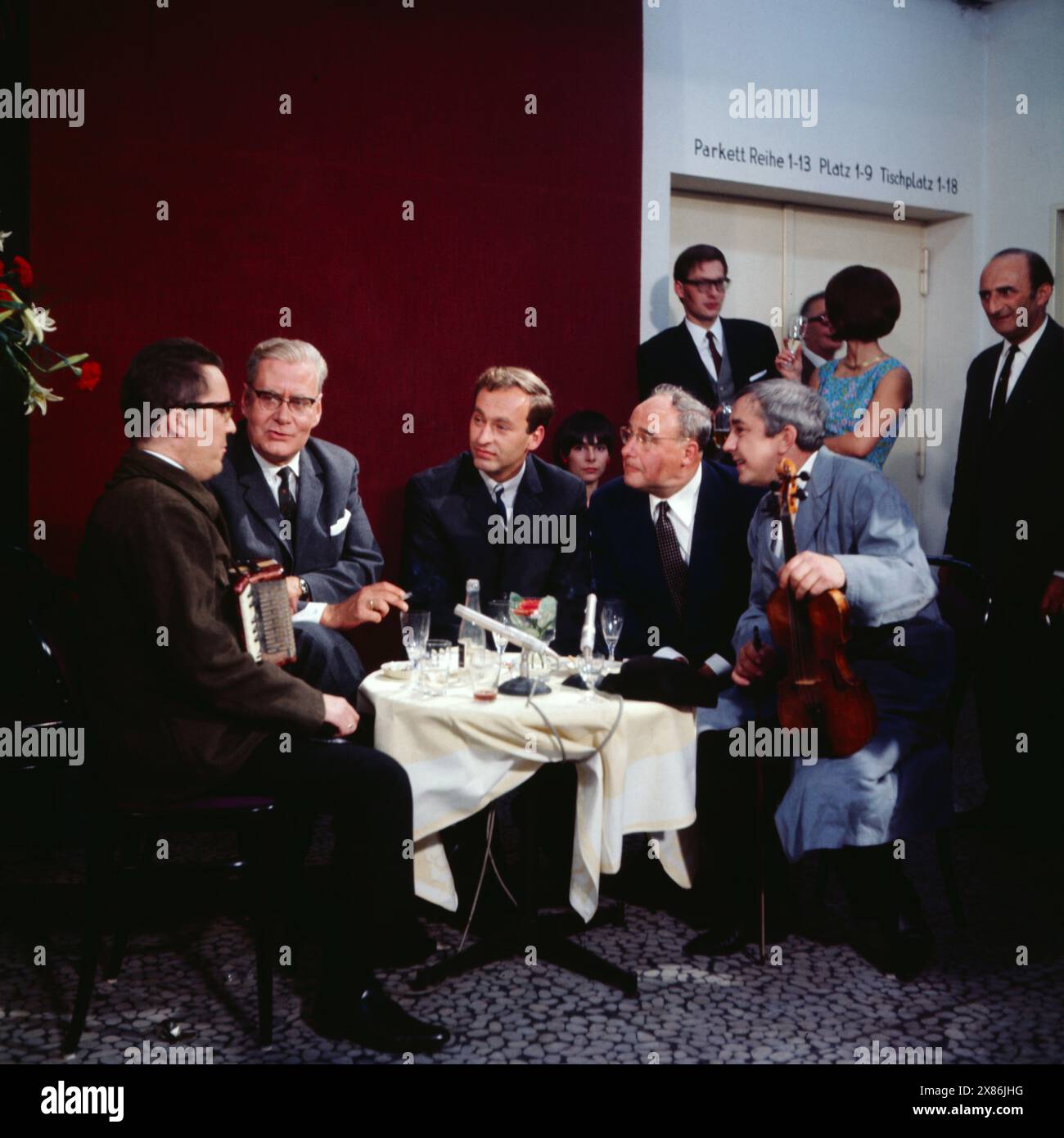 Feier nach der Vorstellung des Kabarett Theaters Die Stachelschweine, Europa-Center in West-Berlin, 1969, Bild: Jo Herbst (mit Akkordeon), Theaterkritiker und Feuilletonist Friedrich Luft, Klaus Becker, Walter Gross, Wolfgang Gruner (mit Geige) Exklusiv fotografiert von Arthur Grimm. Foto Stock